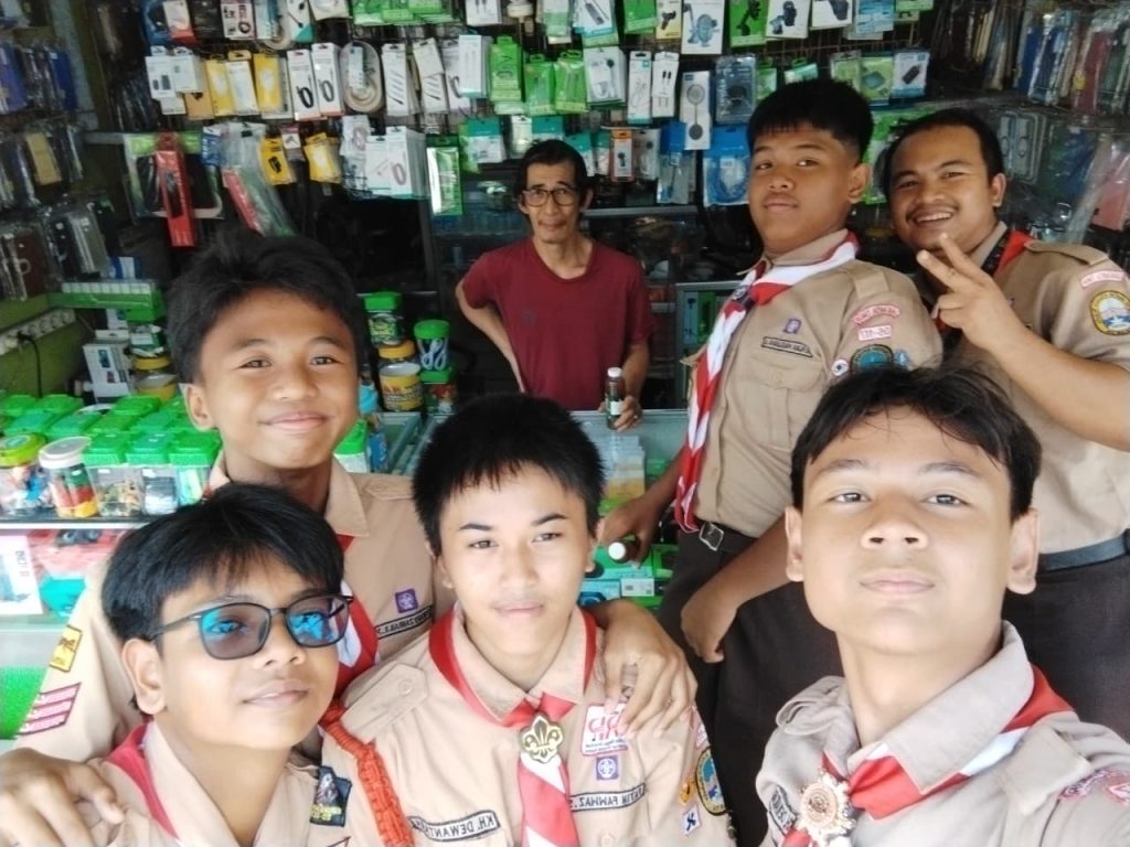Pembagian Eco Enzyme kepada warga sekitar sekolah